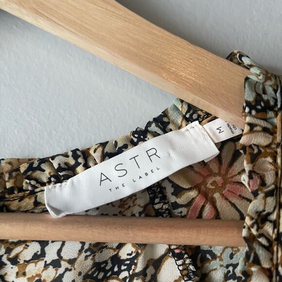 ASTR The Label Marcella Ruched Ruffled Floral Dress Size Medium - Picture 5 of 6